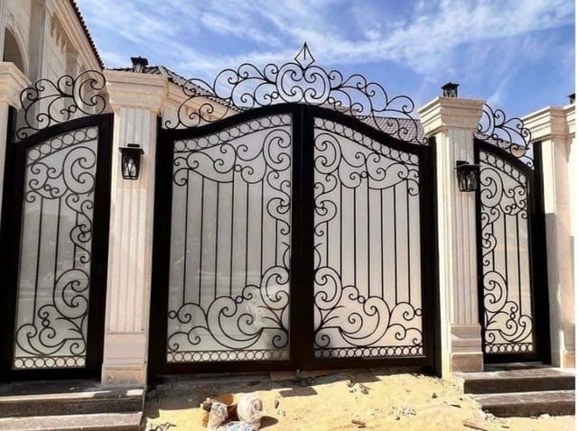 بوابات وأثاث معدني وتجهيزات حدائق وملاعب ضمن خدمات الصناعات الهندسية