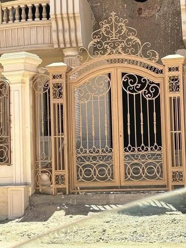 بوابة حديد مشغول بلون ذهبي بتصميم زخرفي حسب المقاس