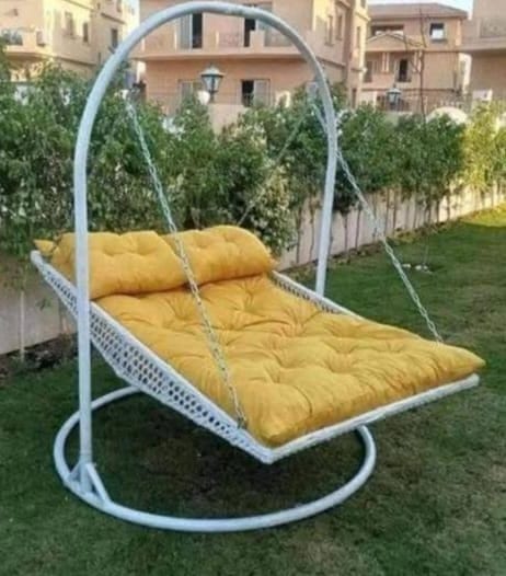مرجيحة معدنية خارجية ضمن تجهيزات الحدائق والملاعب